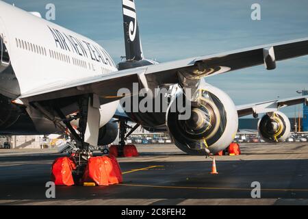 Rad- und Motorabdeckungen von Boeing 777-Flugzeugen, die während der Coronavirus-Pandemie am Flughafen Christchurch, Neuseeland, gelagert wurden Stockfoto