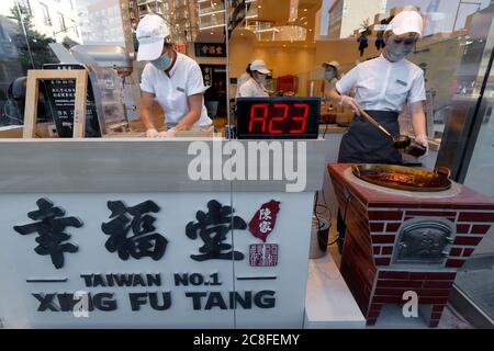 Xing Fu Tang 幸福堂, 40-52 Main St, Queens, NY. Frischer, karmelierter brauner Zucker boba wird in einem beliebten Bubble Tea Shop in Downtown Flushing hergestellt. Stockfoto