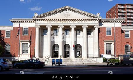 United States Post Office, 41-65 Main St, Flushing, NY, 11355. Außenansicht eines Postamtes, das 1934 von Dwight James Baum und William W. Knowles erbaut wurde. Stockfoto