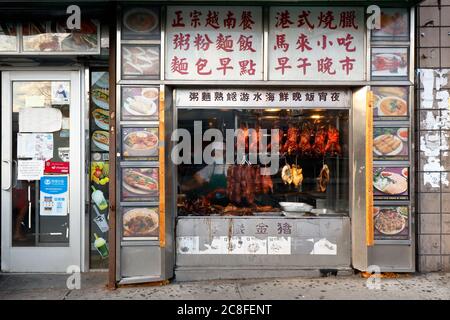 Char siu, bbq, Schweinefleisch und gebratene Enten auf dem Pho Hoang 41-01 Kissena Blvd, Queens, in Flushing, New York. Stockfoto