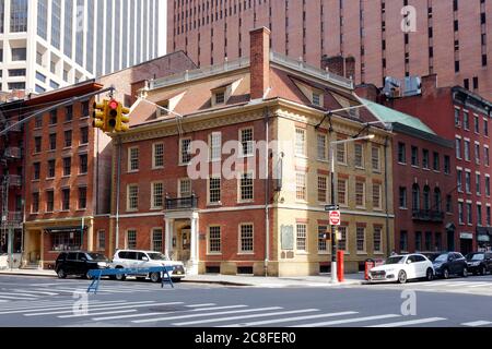 Fraunces Tavern, 54 Pearl St, New York, NY. Außenansicht eines historischen Museums und Restaurants im Finanzviertel von Manhattan. Stockfoto