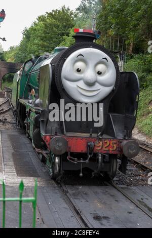 Ein Tag mit Thomas, dem Panzerlokomotive und Freunden: Dampflokomotive der Schulklasse mit Gesicht, nähert sich der Station Alresford auf der Watercress Line Stockfoto