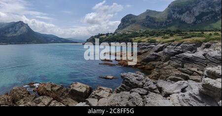 Felsküste im Monat Juli in Sonabia, Kantabrien, Spanien, Europa Stockfoto