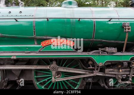 Antriebsrad und Kessel von 925 Schulen der Southern Region Klasse ‘Cheltenham’, am Bahnhof Alresford auf der Mid-Hants Steam Railway (Watercress Line), Stockfoto