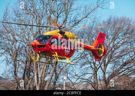 Ein neuer Airbus Helicopters H145 Rettungshubschrauber in Westpac gesponsert Branding hebt ab Hagley Park, Christchurch, Neuseeland Stockfoto