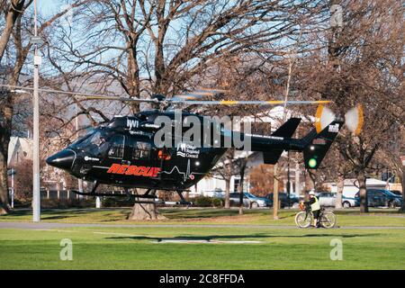 Ein schwarzer MBB BK117 Otago Regional Rescue Helicopter hebt ab, nachdem er einen Krankenhaustransfer-Patienten in Christchurch, Neuseeland, gebracht hat Stockfoto