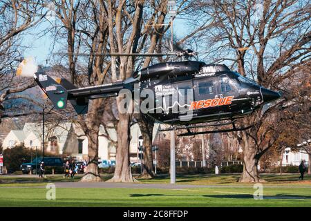 Ein schwarzer MBB BK117 Otago Regional Rescue Helicopter hebt ab, nachdem er einen Krankenhaustransfer-Patienten in Christchurch, Neuseeland, gebracht hat Stockfoto