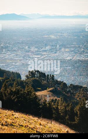 Eine dünne Dunstschicht über der Stadt Christchurch, Neuseeland, vom Sugarloaf Scenic Reserve aus gesehen Stockfoto