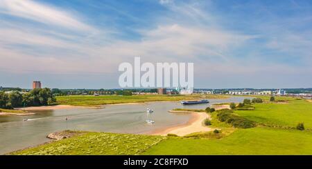 Panoramabild des Nederrijn Flusses vor der niederländischen Stadt Arnhem, Niederlande Stockfoto