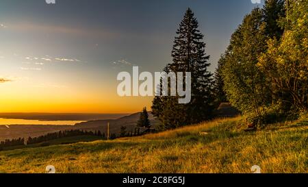 Das Kreuz im Sonnenuntergang, über dem Bodensee, das Kreuz auf der Langwies, Sonnenuntergang über dem Bodensee, herrliche Aussicht auf das Rheintal Stockfoto