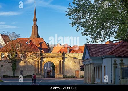 Altstadt mit Stadttor Heger Tor und Kirche St. Marien, Deutschland, Niedersachsen, Osnabrück Stockfoto