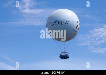 Épernay, Frankreich - Juli 23 2020: Heißluftballon für die Touristen, die die Hauptstadt der Champagne von oben sehen wollen. Stockfoto