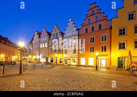 Marktplatz mit Giebelhäusern am Abend, Deutschland, Niedersachsen, Osnabrück Stockfoto