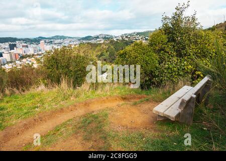 Eine hölzerne Gedenkstätte unter Büschen auf dem Town Belt Northern Walk, Wellington, Neuseeland Stockfoto