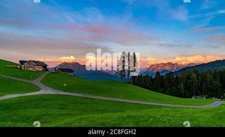 Abendrot im Bregenzerwald, Aussicht auf die Kanisfluh und Niedere, leuchtende Wolken über den Bergen, Nachglühen über den Bergen aus Vorarlberg Stockfoto