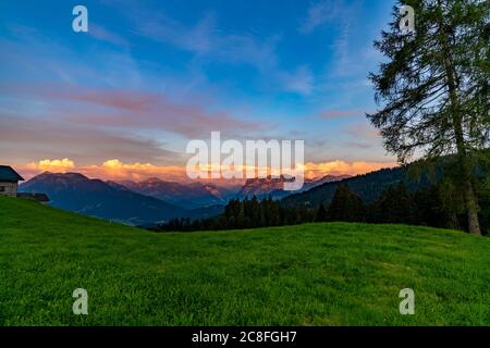 Abendrot im Bregenzerwald, Aussicht auf die Kanisfluh und Niedere, leuchtende Wolken über den Bergen, Nachglühen über den Bergen aus Vorarlberg Stockfoto