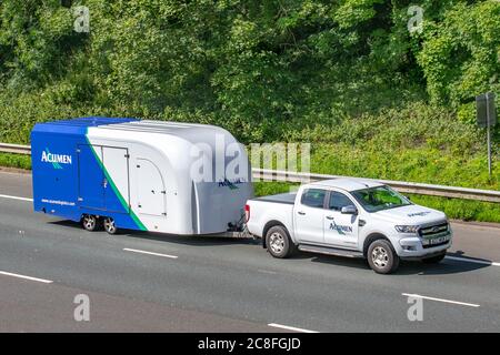 20-19 White Ford Ranger Limited 4X4 DCB TD Schleppen Acument Business Caravan Anhänger; Fahrzeug Verkehr bewegen Fahrzeuge, Autos fahren Fahrzeug auf britischen Straßen, harte eingeschlossene Träger, Motoren, Fahren auf der Autobahn M6-Netz. Stockfoto