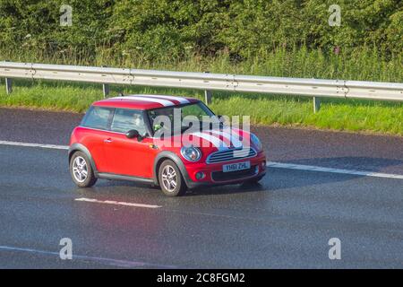 2011 Red Mini ONE; Fahrzeuge, die Fahrzeuge auf britischen Straßen fahren, Motoren, Fahrzeuge auf dem Autobahnnetz der M6. Stockfoto