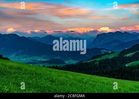 Abendrot im Bregenzerwald, Aussicht auf die Kanisfluh und Niedere, leuchtende Wolken über den Bergen, Nachglühen über den Bergen aus Vorarlberg Stockfoto