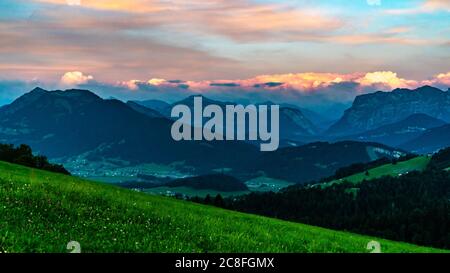 Abendrot im Bregenzerwald, Aussicht auf die Kanisfluh und Niedere, leuchtende Wolken über den Bergen, Nachglühen über den Bergen aus Vorarlberg Stockfoto