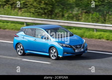 202 blau NISSAN LEAF 1-Gang-Automatik; Fahrzeugverkehr Elektrofahrzeuge bewegen, Fahrzeuge fahren Fahrzeuge auf britischen Straßen, Motoren, fahren auf der Autobahn M6. Stockfoto