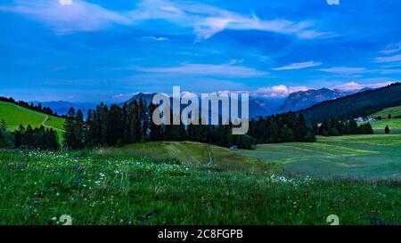 Abendrot im Bregenzerwald, Aussicht auf die Kanisfluh und Niedere, leuchtende Wolken über den Bergen, Nachglühen über den Bergen aus Vorarlberg Stockfoto