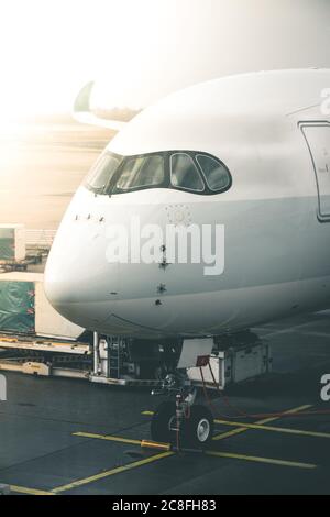 Flugzeug wartet am Flughafen Stockfoto