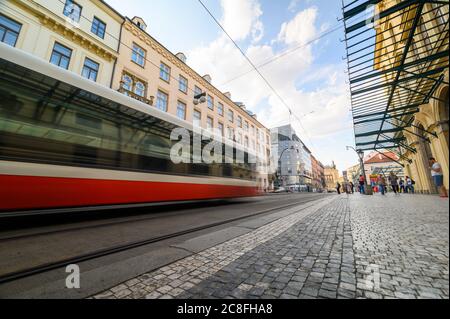 PRAG - 20. JULI 2019: Ebenerdiige Ansicht der Straßenbahn mit Bewegung Unschärfe durch Altstadt von Prag Stockfoto