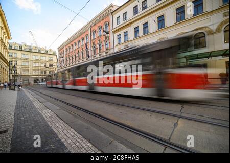 PRAG - 20. JULI 2019: Straßenbahn mit Bewegung verschwimmen durch gepflasterte Straßen der Altstadt von Prag Stockfoto