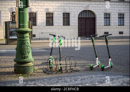 PRAG - 20. JULI 2019: Elektromieter auf den gepflasterten Straßen der Altstadt von Prag geparkt Stockfoto