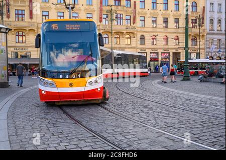 PRAG - 20. JULI 2019: Eine moderne elektrische Straßenbahn fährt um eine Ecke auf den gepflasterten Straßen der Altstadt von Prag Stockfoto