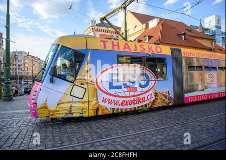 PRAG - 20. JULI 2019: Nahaufnahme einer elektrischen Straßenbahn auf den Kopfsteinpflasterstraßen der Prager Altstadt Stockfoto