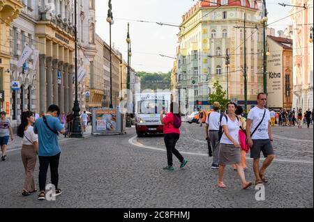 PRAG - 20. JULI 2019: Touristen und kleine Stadttouren Bus auf den gepflasterten Straßen des Republic Square, Prag, Tschechische Republik Stockfoto