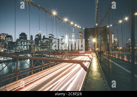 Verkehr auf der Brooklyn Bridge - New York Stockfoto