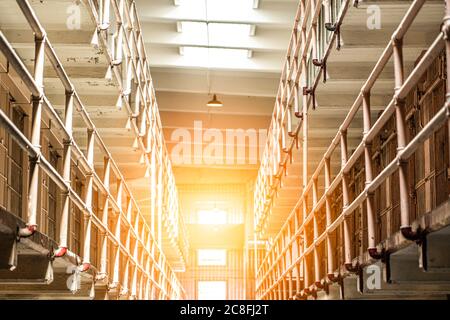 Im Gefängnis von Alcatraz mit Sonnenlicht in San Francisco. Stockfoto