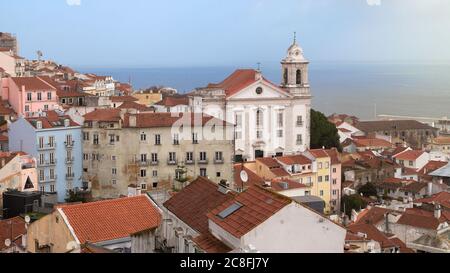 Blick vom Miradouro das Portas do Sol, Lissabon, Portugal. Stockfoto