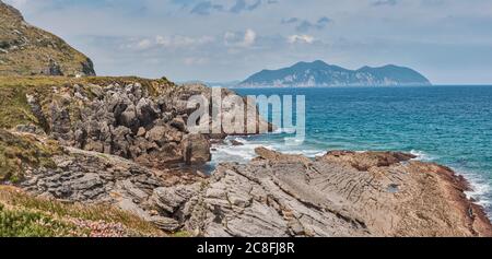 Felsküste im Sommer von Sonabia, Kantabrien, Spanien, Europa Stockfoto