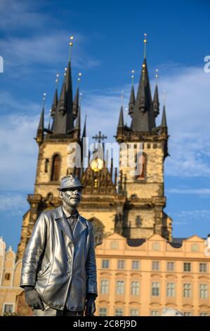 PRAG - 20. JULI 2019: Silberne Statue Straßenkünstler vor der Kirche unserer Lieben Frau vor Týn auf dem Altstädter Ring, Prag, Tschechische Republik Stockfoto