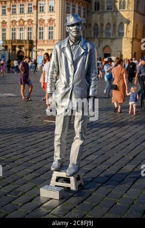 PRAG - 20. JULI 2019: Silberne Statue Straßenkünstler auf den Kopfsteinpflaster des Altstädter Ring, Prag, Tschechische Republik Stockfoto