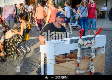 PRAG - 20. JULI 2019: Ein männlicher Straßenkünstler saß an einem Klavier auf den Kopfsteinpflaster des Altstädter Ring, Prag, Tschechische Republik Stockfoto