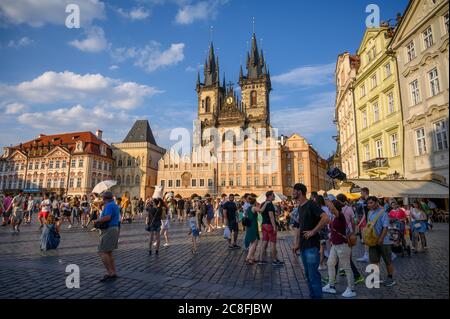 PRAG - 20. JULI 2019: Geschäftige Touristenszene auf dem Altstädter Ring, Prag, Tschechische Republik mit der Kirche unserer Lieben Frau vor Týn im Hintergrund Stockfoto