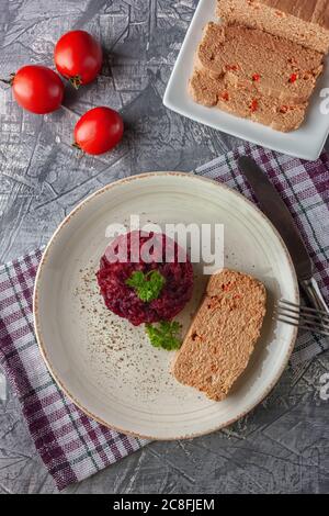 Frische Hühnerterrine mit Rote Beete Konfitüre und Petersilie auf einer Platte Stockfoto