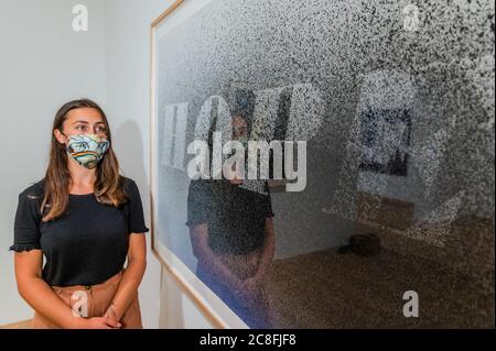 London, Großbritannien. Juli 2020. Werke von Edward Ruscha - die Tate Modern wird am Montag wieder eröffnet. Besucher werden gebeten, sich an die Hinweise zur sozialen Distanzierung usw. zu halten, die den Empfehlungen der Regierung nach der Lockerung der Sperre folgen. Kredit: Guy Bell/Alamy Live Nachrichten Stockfoto