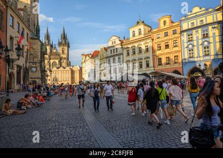 PRAG - 20. JULI 2019: Blick auf hell gestrichene alte Gebäude in Richtung der Kirche unserer Lieben Frau vor Týn im Hintergrund Stockfoto