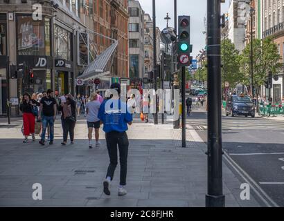 London, Großbritannien. 23. Juli 2020. Die Käufer in der Oxford Street als Zentrum von London kämpfen, um wieder zu einer Art Normalität nach Corovavirus-Sperre. Stockfoto