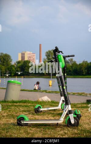 PRAG - 20. JULI 2019: Elektroauto-Roller, die neben einem Mülleimer am Ufer eines Flusses geparkt sind Stockfoto