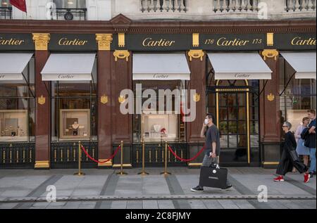 London, Großbritannien. 23. Juli 2020. Straßenbilder in der New Bond Street als zentrales London kämpft, um zu einer Art Normalität nach Coronavirus-Sperre zurück zu kommen Stockfoto