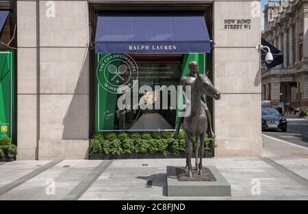 London, Großbritannien. 23. Juli 2020. Straßenbilder in der New Bond Street als zentrales London kämpft, um zu einer Art Normalität nach Coronavirus-Sperre zurück zu kommen Stockfoto