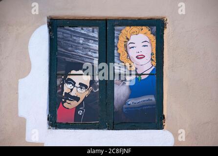Groucho Marx und Marilyn Monroe arbeiten in einem Hausfenster in Vigo in der Provinz Pontevedra (Spanien), Teil der autonomen Gemeinschaft Galicien. Stockfoto