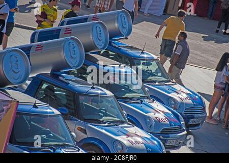 Red Bull Mini Coopers parkten in Vigo, Nordspanien, um das O Marisquino Action Sports Festival zu fördern. Stockfoto